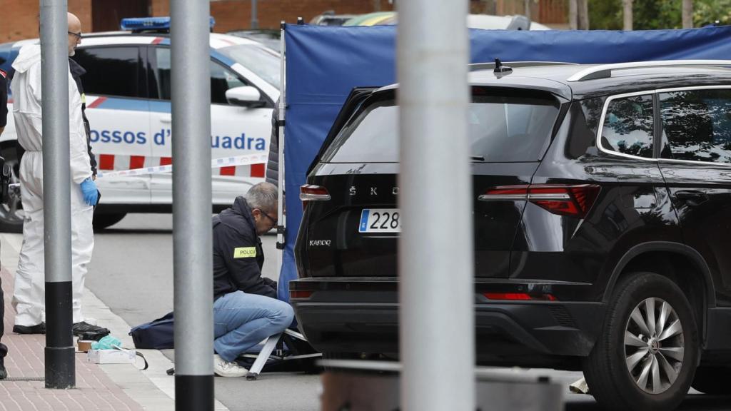 Agentes de la científica de los Mossos en el lugar del crimen de Esplugues