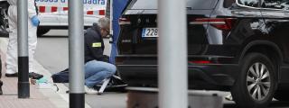 Agentes de la científica de los Mossos en el lugar del crimen de Esplugues