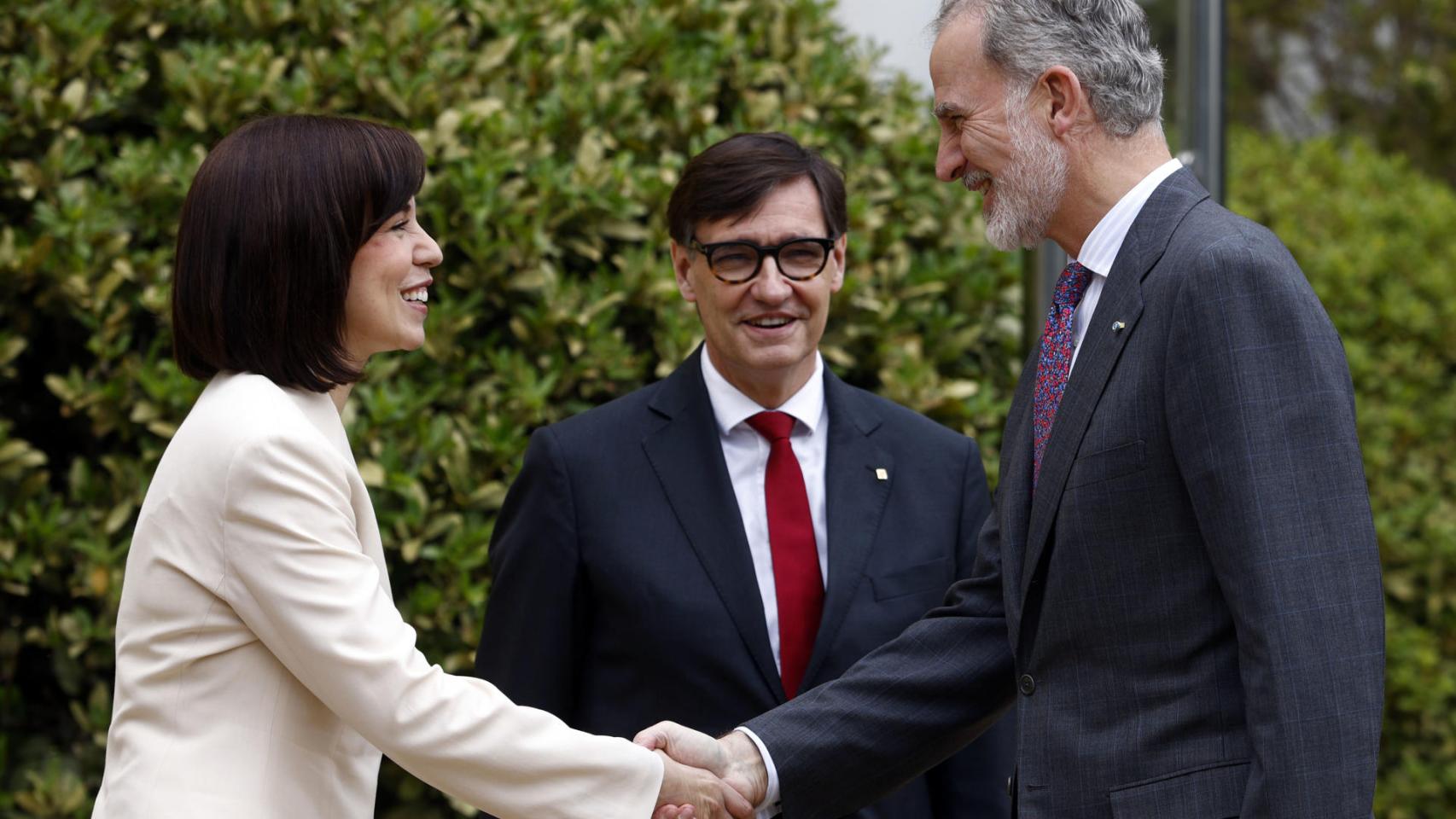 El rey Felipe VI saluda a la ministra de Ciencia, Innovación y Universidades, Diana Morant, en presencia del presidente de la Generalitat, Salvador Illa, en el Palau de Pedralbes de Barcelona el 4 de mayo de 2026