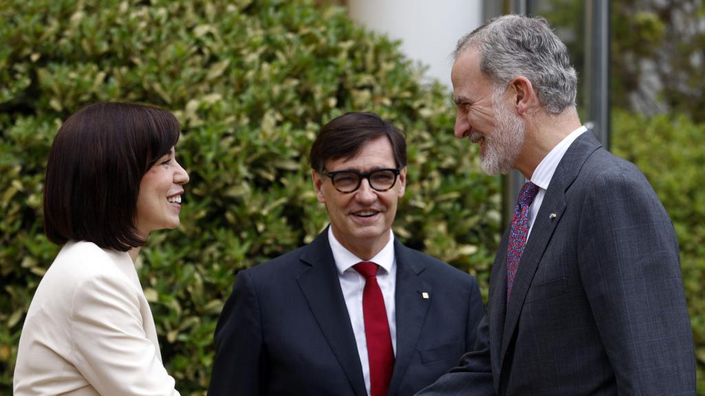El rey Felipe VI saluda a la ministra de Ciencia, Innovación y Universidades, Diana Morant, en presencia del presidente de la Generalitat, Salvador Illa, en el Palau de Pedralbes de Barcelona el 4 de mayo de 2026