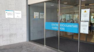 Una de las entradas del Centro de Salud Isabel Roig