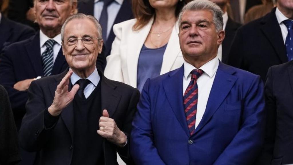 Joan Laporta fa el símbol de la victòria per celebrar el seu triomf electoral el 2021 (abans d'aconseguir els avals)