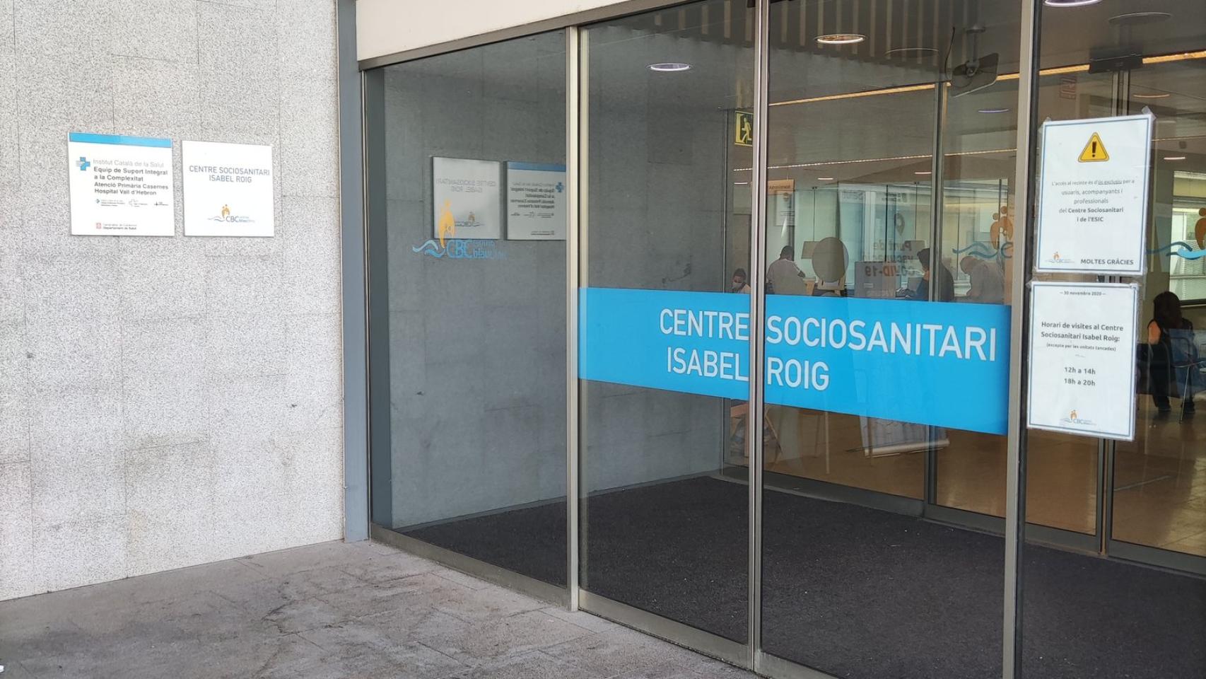 Una de las entradas del Centro de Salud Isabel Roig