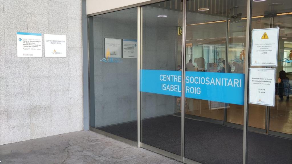 Una de las entradas del Centro de Salud Isabel Roig