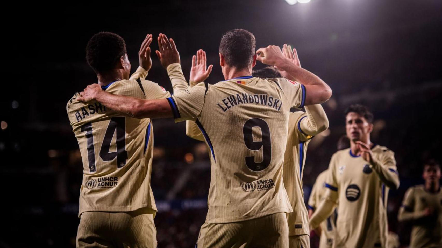 Los jugadores del Barça celebran el gol de Robert Lewandowski contra el Osasuna