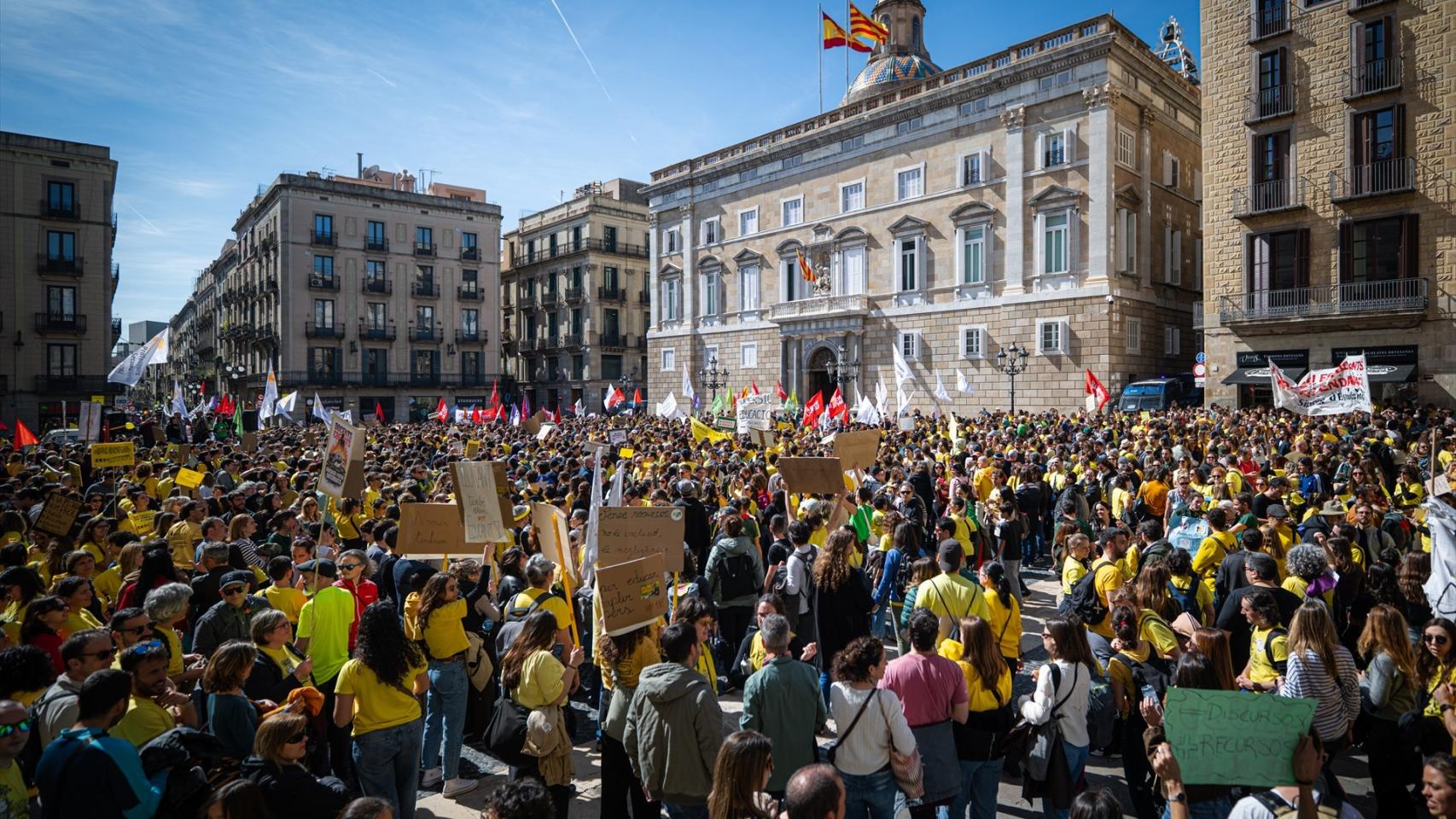 Protesta de docentes a 16 de marzo de 2026 frente al Palau de la Generalitat, en Barcelona