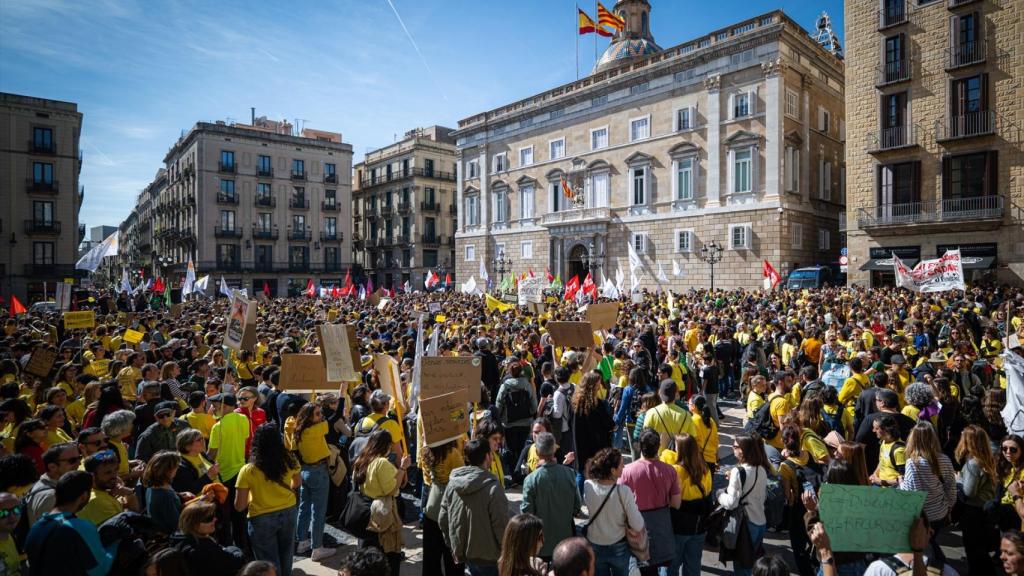 Protesta de docentes a 16 de marzo de 2026 frente al Palau de la Generalitat, en Barcelona