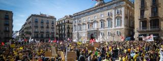 Protesta de docentes a 16 de marzo de 2026 frente al Palau de la Generalitat, en Barcelona