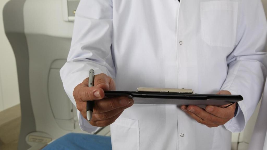 Un doctor consulta un historial