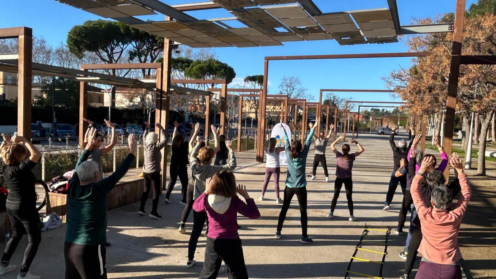 Una clase de actividad física derivada de prescripción deportiva que se engloba en el programa Fem Esport als Barris en un espacio público de Castelldefels 