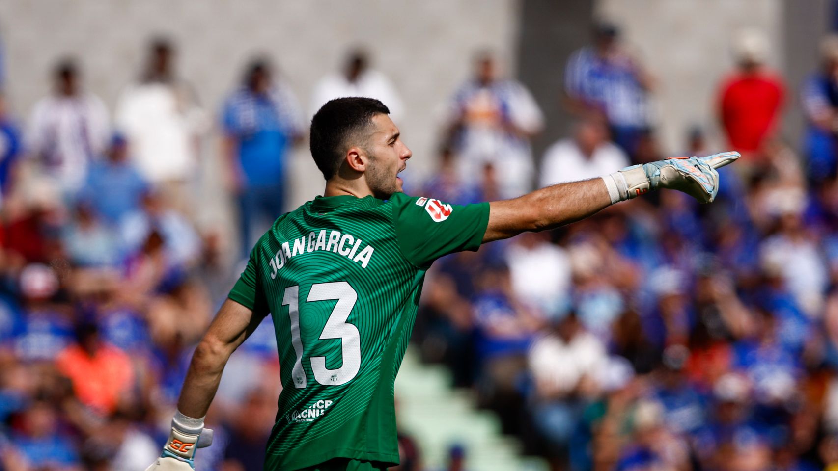 Joan García da indicaciones en el partido Getafe-Barça