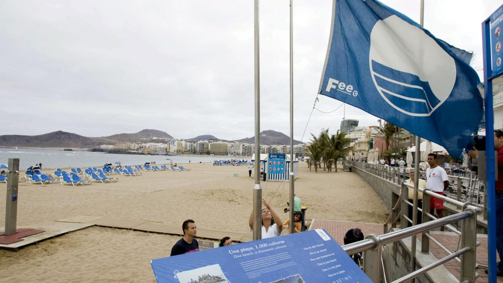 Una playa con bandera azul
