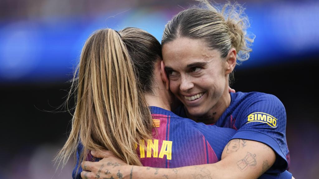 La Mapi León s'abraça amb la Claudia Pina després de les semifinals Barça Femení-Bayern de la Champions League