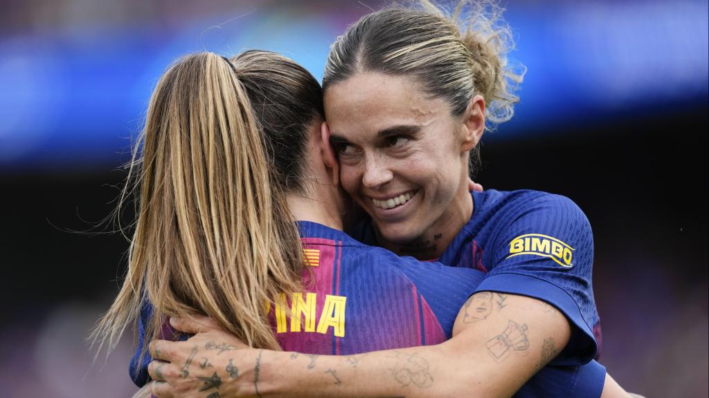 Mapi León se abraza con Claudia Pina tras las semifinales Barça Femenino-Bayern de la Champions League