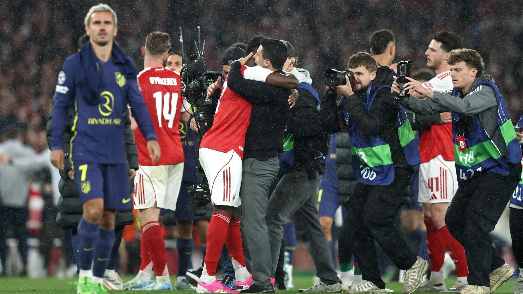 Mikel Arteta abraza a Bukayo Saka tras el Arsenal-Atlético de Champions League