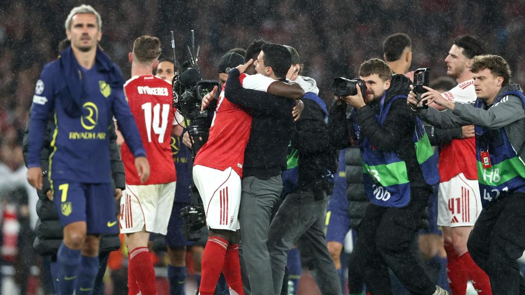 Mikel Arteta abraza a Bukayo Saka tras el Arsenal-Atlético de Champions League