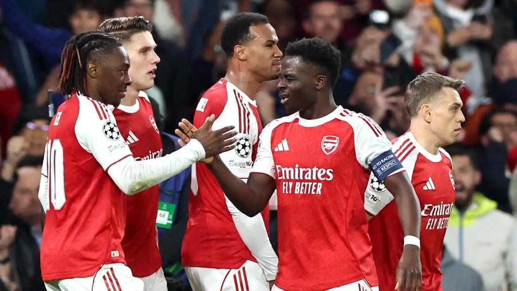 Els jugadors de l'Arsenal celebren el gol de Bukayo Saka contra l'Atlètic