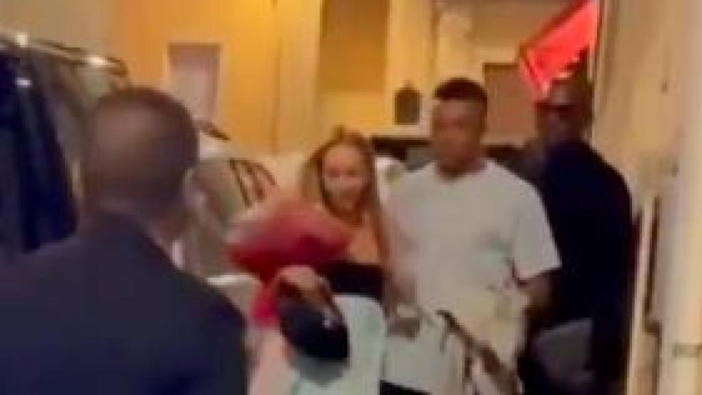 Kylian Mbappé junto a Ester Expósito en Italia