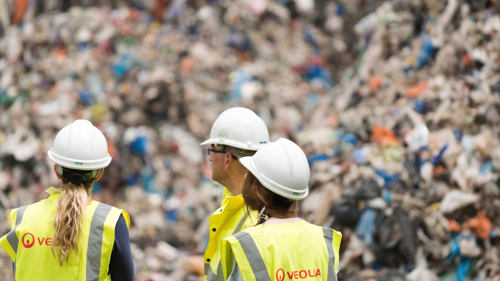Operarios de Veolia trabajan en la gestión de residuos plásticos en una planta de reciclaje