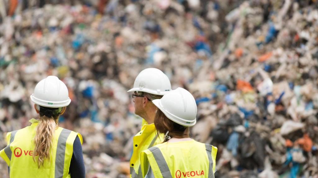 Operarios de Veolia trabajan en la gestión de residuos plásticos en una planta de reciclaje
