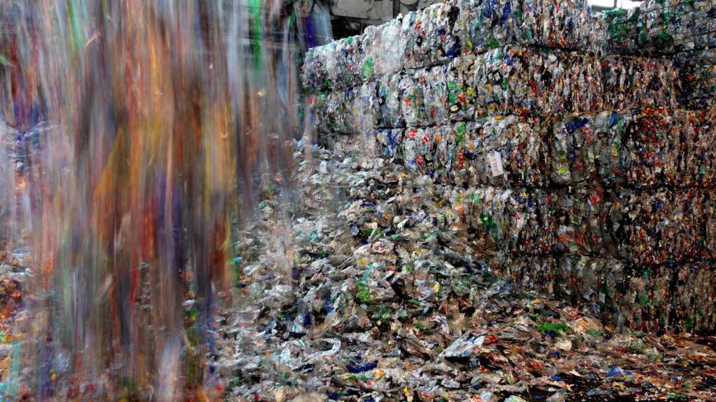 Balas de plástico compactado en una planta de reciclaje de plástico de Veolia