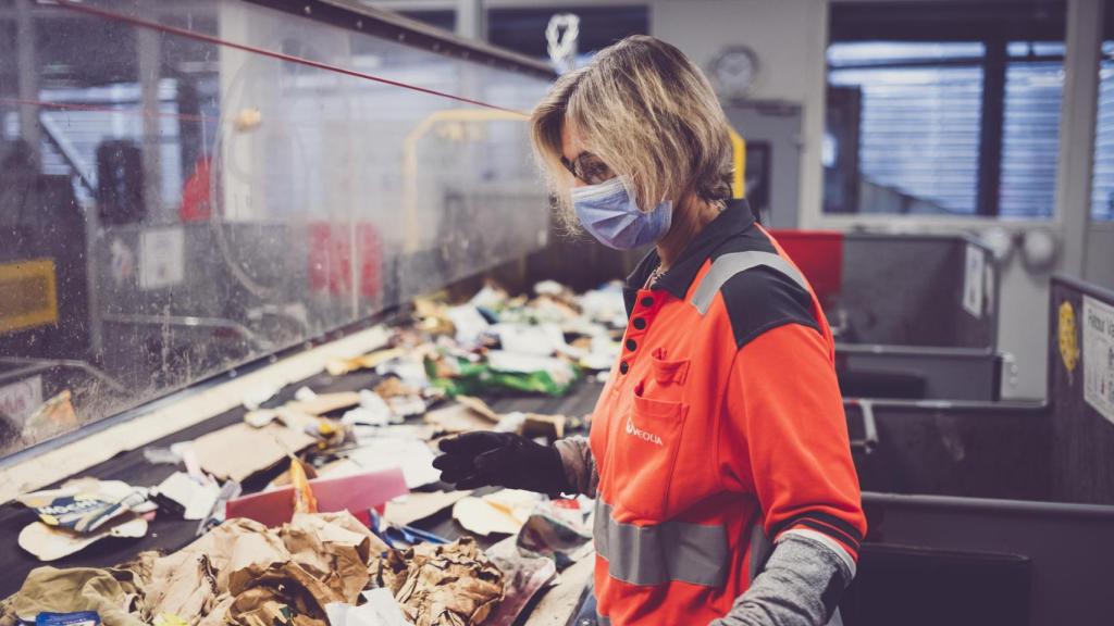 Una colaboradora de Veolia trabaja en una planta de gestión de residuos realizando tareas de clasificación