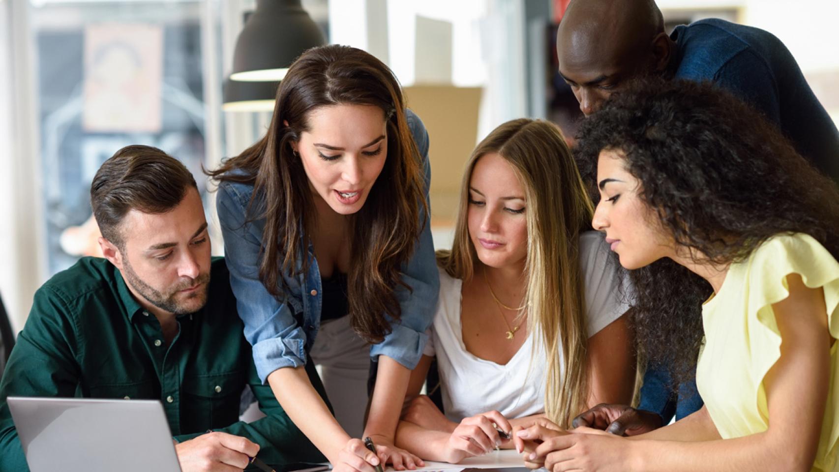 Estudiantes durante la elaboración de un trabajo