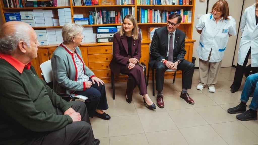 La consejera Mònica Martínez Bravo y el presidente Salvador Illa conversan con usuarios del CAP Vic Sud en su visita al centro ambulatorio