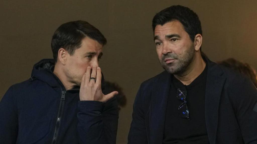 Bojan Krkic y Deco, en el palco durante un partido del Barça