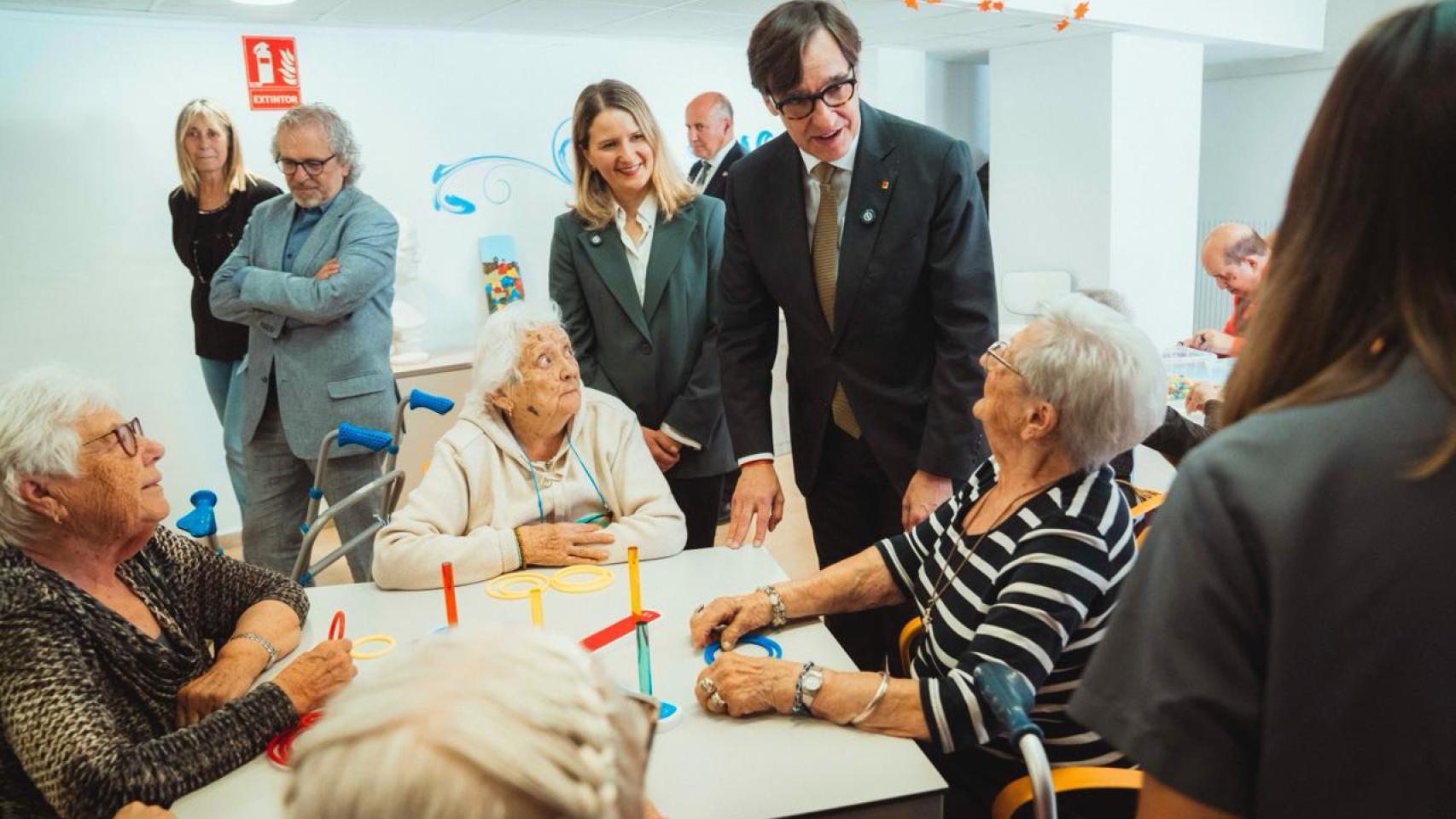 Visita del presidente de la Generalitat, Salvador Illa, y la consejera de Derechos Sociales e Inclusión, Mònica Martínez Bravo, a una residencia de personas mayores