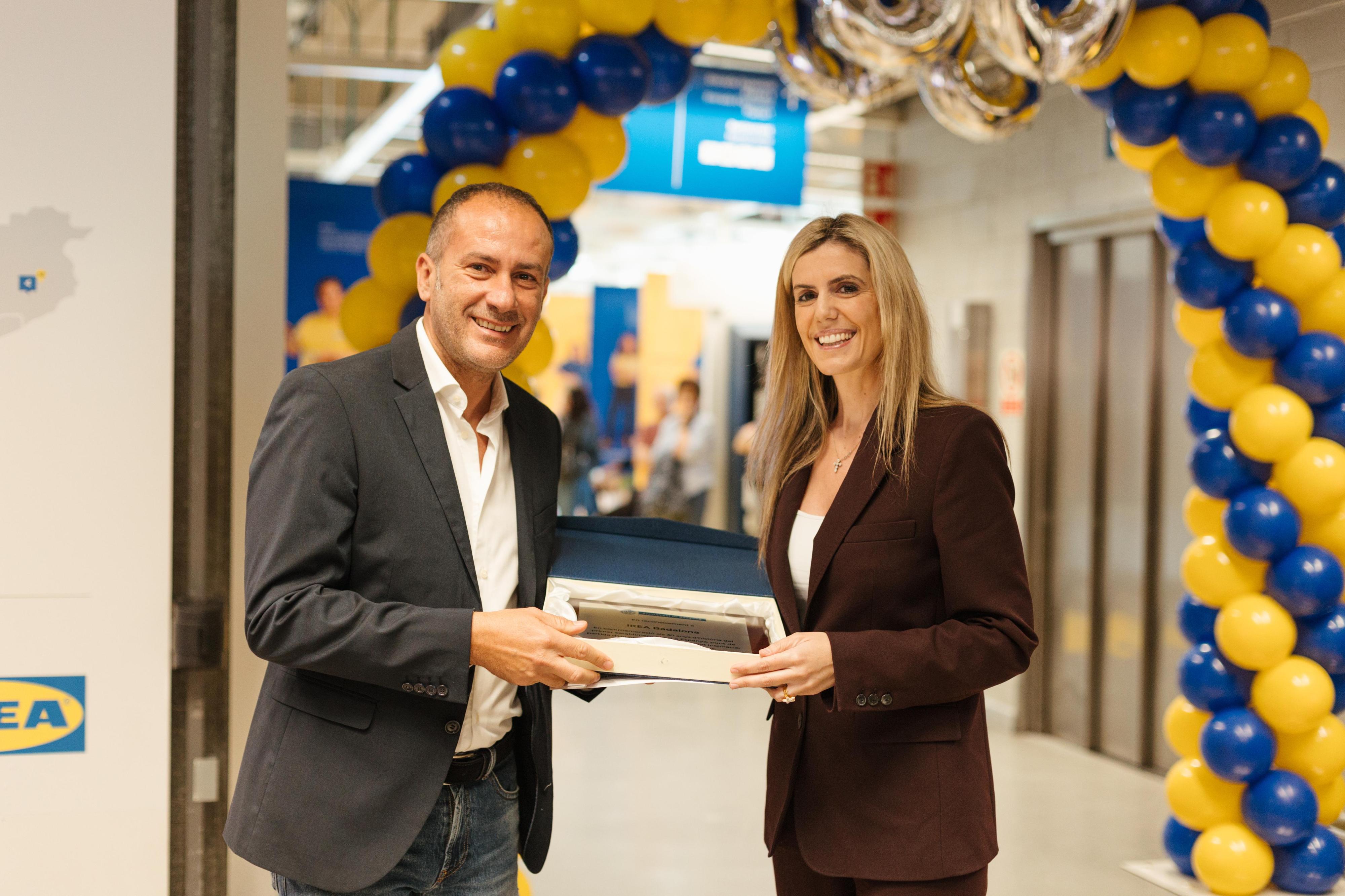 Cristina Agüera, primera tinenta d'alcalde de l'Ajuntament de Badalona, entrega una placa commemorativa a Valerio Valenti, director d'Ikea a Catalunya, com a reconeixement als 30 anys d'Ikea a la ciutat