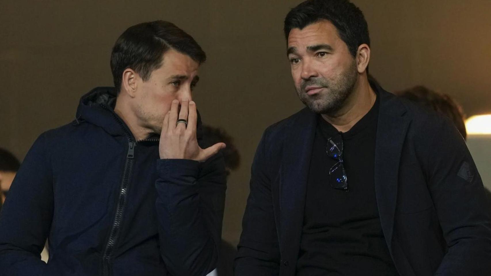 Bojan Krkic y Deco, en el palco durante un partido del Barça