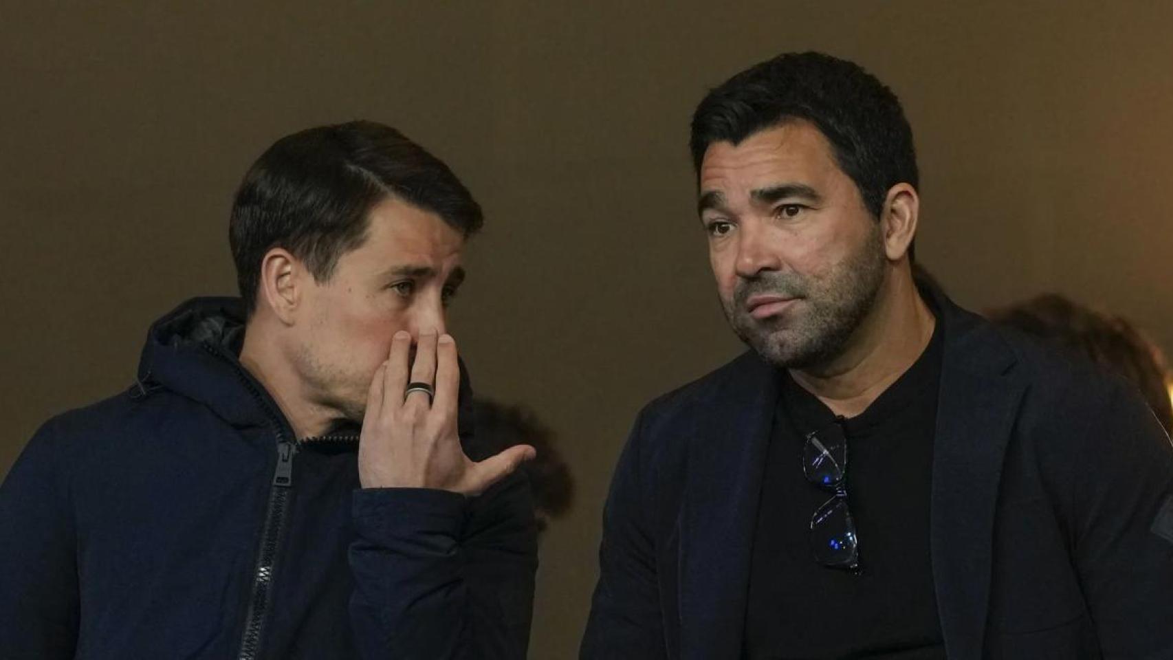 Bojan Krkic y Deco, en el palco durante un partido del Barça