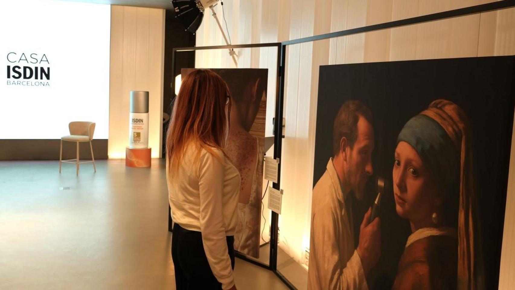 Uno de los cuadros de la exposición en la Casa Isdin de Barcelona