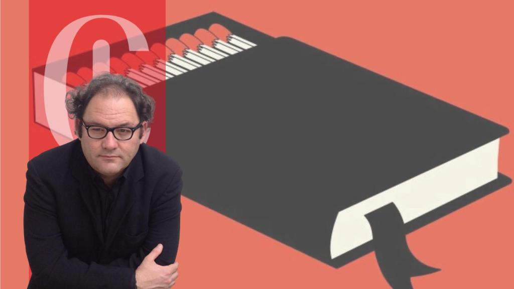 Carlos Mármol y la portada de 'Farenheit 451', de Ray Bradbury (1953). Edición del 60 aniversario de Simon & Schuster.