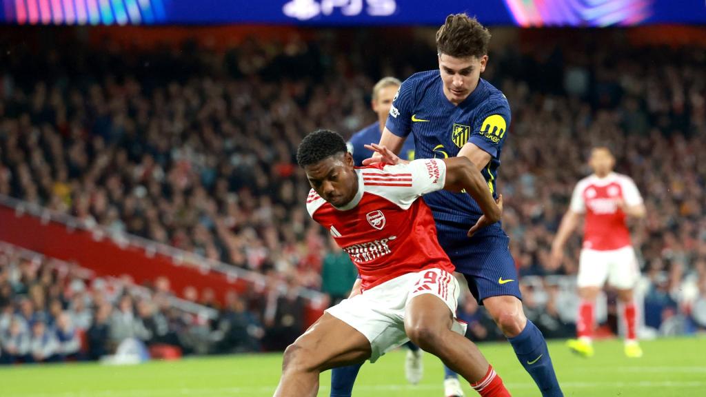 Julián Álvarez pelea por un balón en el Arsenal-Atlético