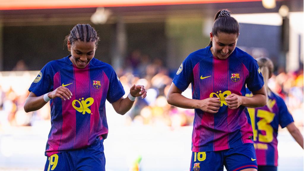 Vicky López y Kika Nazareth celebran el primer gol del Barça Femenino ante el Levante
