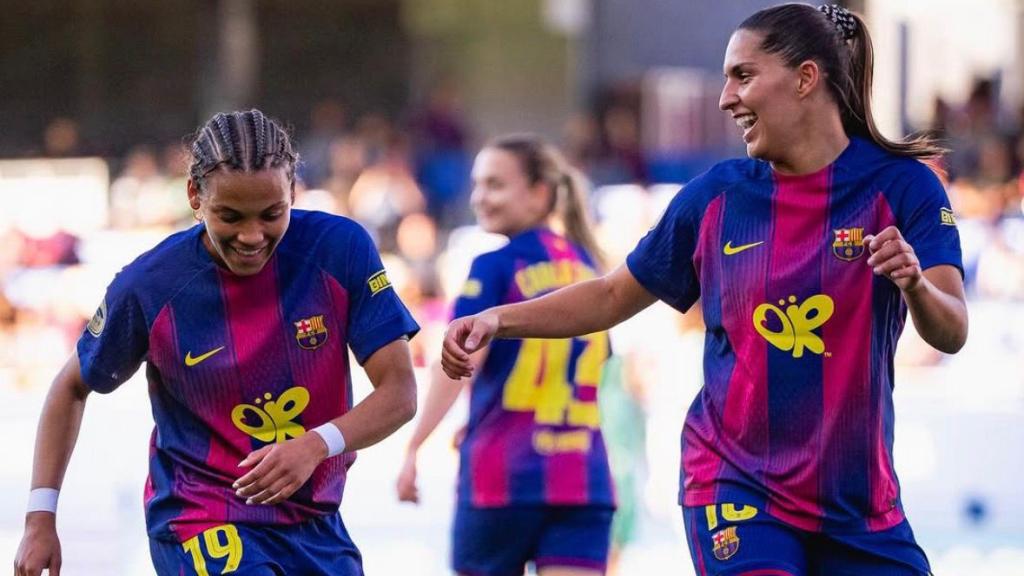 Vicky López y Kika Nazareth celebran el primer gol del Barça Femenino ante el Levante