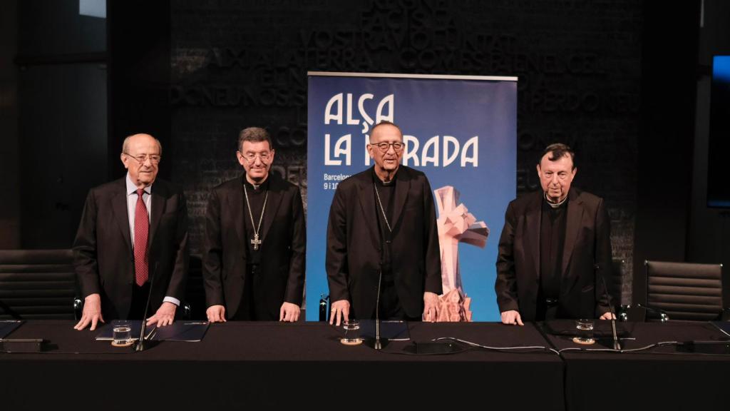 El obsipo auxiliar de Barcelona, David Abadías, el arzobispo Juan José Omella y el sacerdote Enric Puig, coordinador diocesano del Comité Organizador del Viaje Apostólico, en rueda de prensa