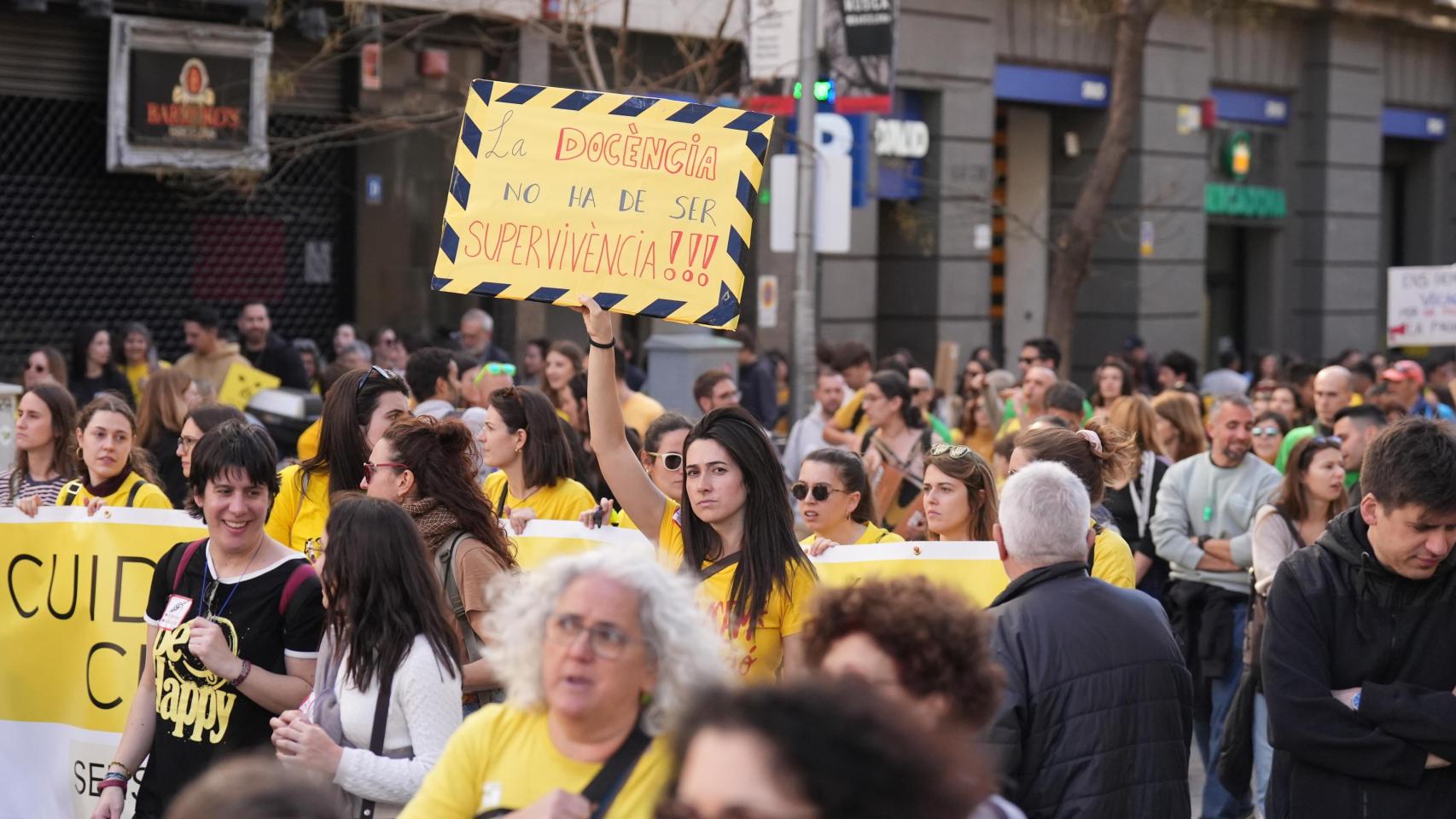 Decenas de personas durante una manifestación con motivo de la huelga de docentes en Catalunya, en la Vía Augusta, a 11 de febrero de 2026, en Barcelona, Catalunya (España).