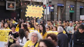 Decenas de personas durante una manifestación con motivo de la huelga de docentes en Catalunya, en la Vía Augusta, a 11 de febrero de 2026, en Barcelona, Catalunya (España).