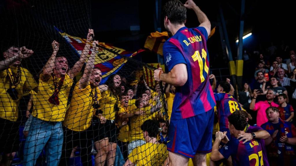 Los jugadores del Barça de balonmano celebran el pase a la Final Four de la Champions League con la grada del Palau Blaugrana