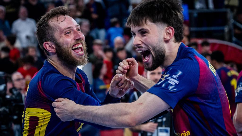 Aleix Gómez i Dani Fernández celebren el pas del Barça d'handbol a la Final Four de la Champions League
