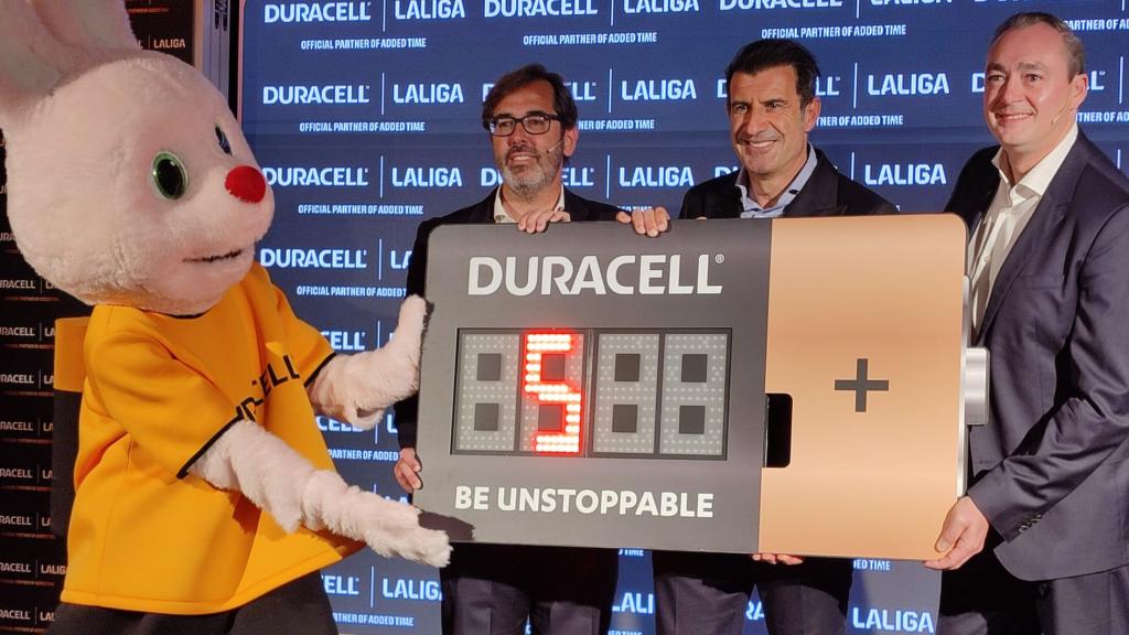 Luis Figo posa con representantes de Duracell y la Liga en un acto de patrocinio