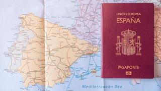 Pasaporte español sobre un mapa de España y Europa,