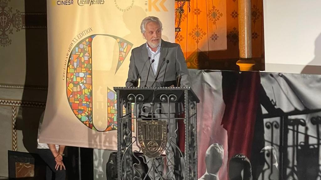 Fede Segarra recibe el premio al mejor DirCom