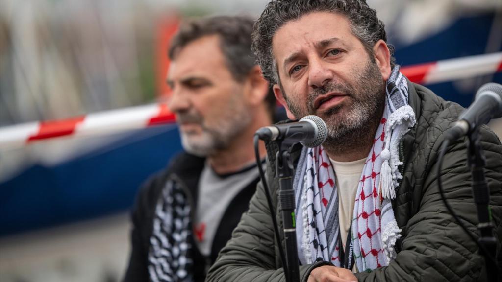 El directiu de GSF, Saif Abukeshek, durant la roda de premsa de la Global Sumud Flotilla (GSF) abans de partir cap a Gaza, el 12 d'abril de 2026, a Barcelona