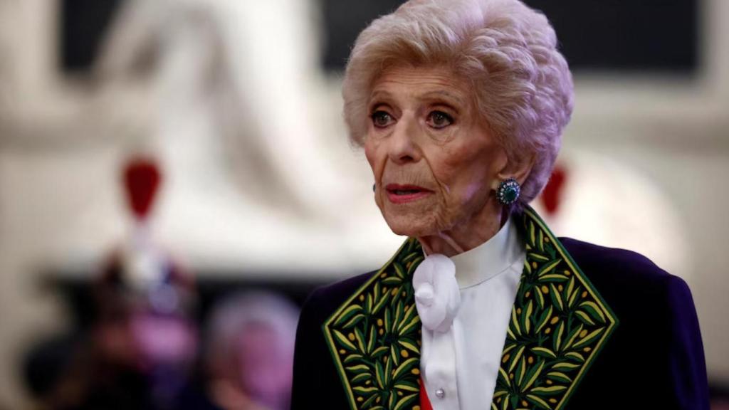 Hélène Carrère d’Encausse vestida d'acadèmica