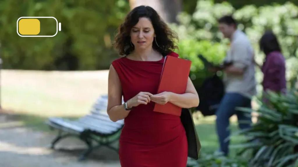 Un montaje con una imagen de Isabel Díaz Ayuso de fondo y una pila amarilla