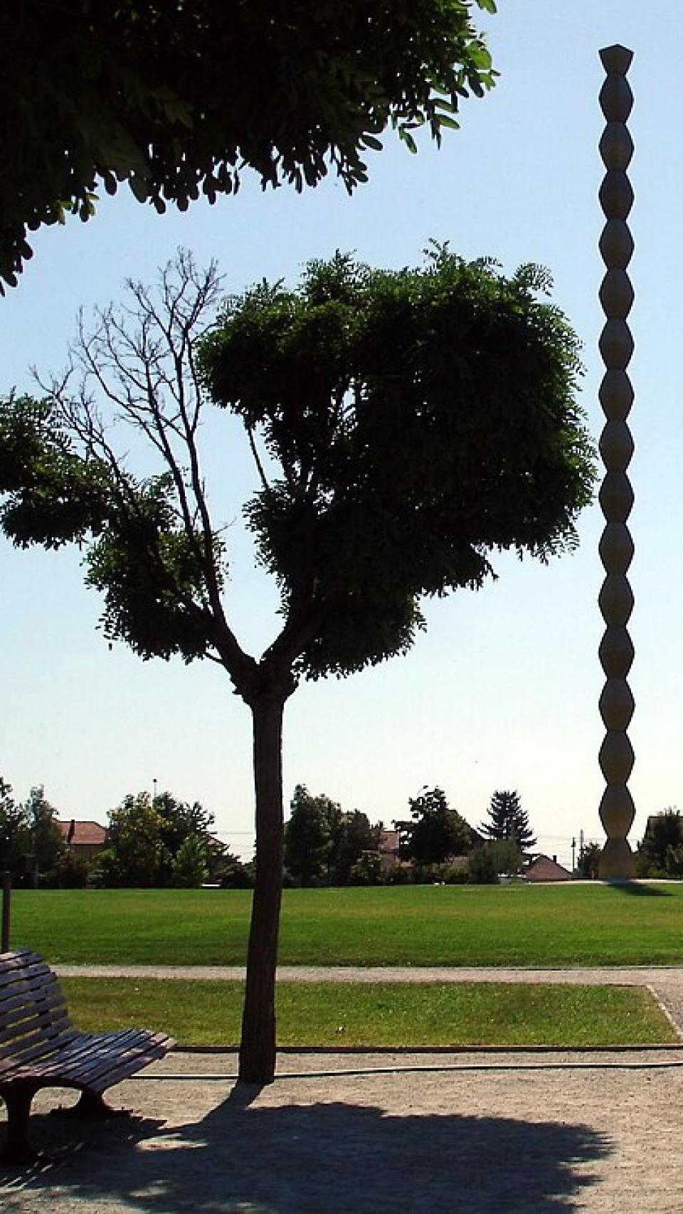 Vista de l'obra 'Columna de l'infinit', de l'escultor romanès Constantin Brâncuşi